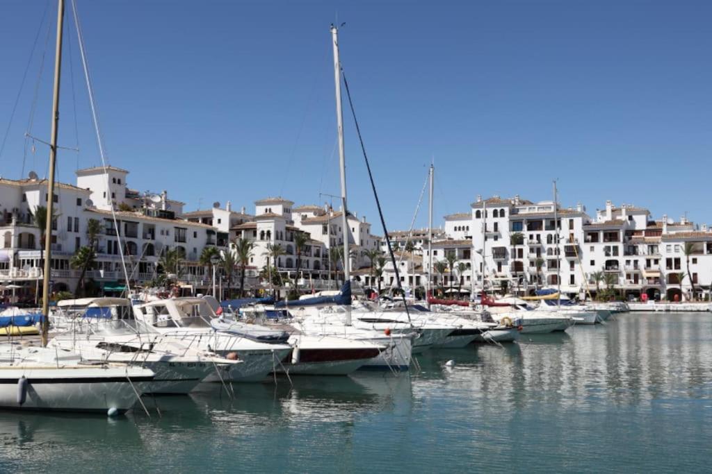Entero Con Solarium En Sabinillas, Con Piscina Y Al Lado Del Puerto De La Duquesa Manilva