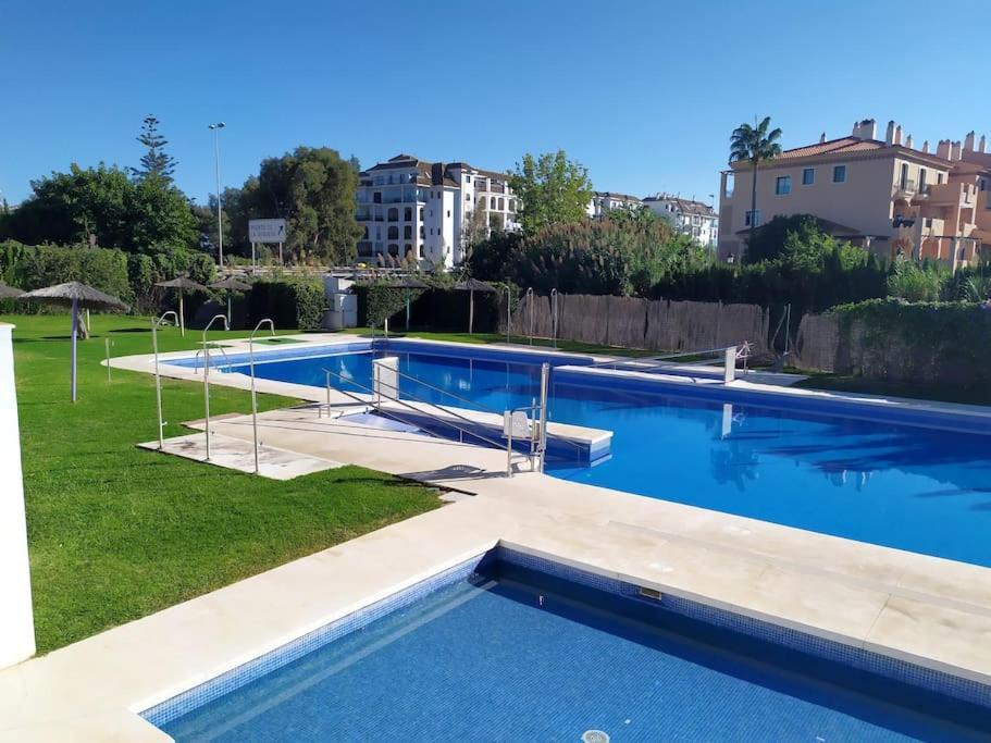 Entero Con Solarium En Sabinillas, Con Piscina Y Al Lado Del Puerto De La Duquesa Manilva